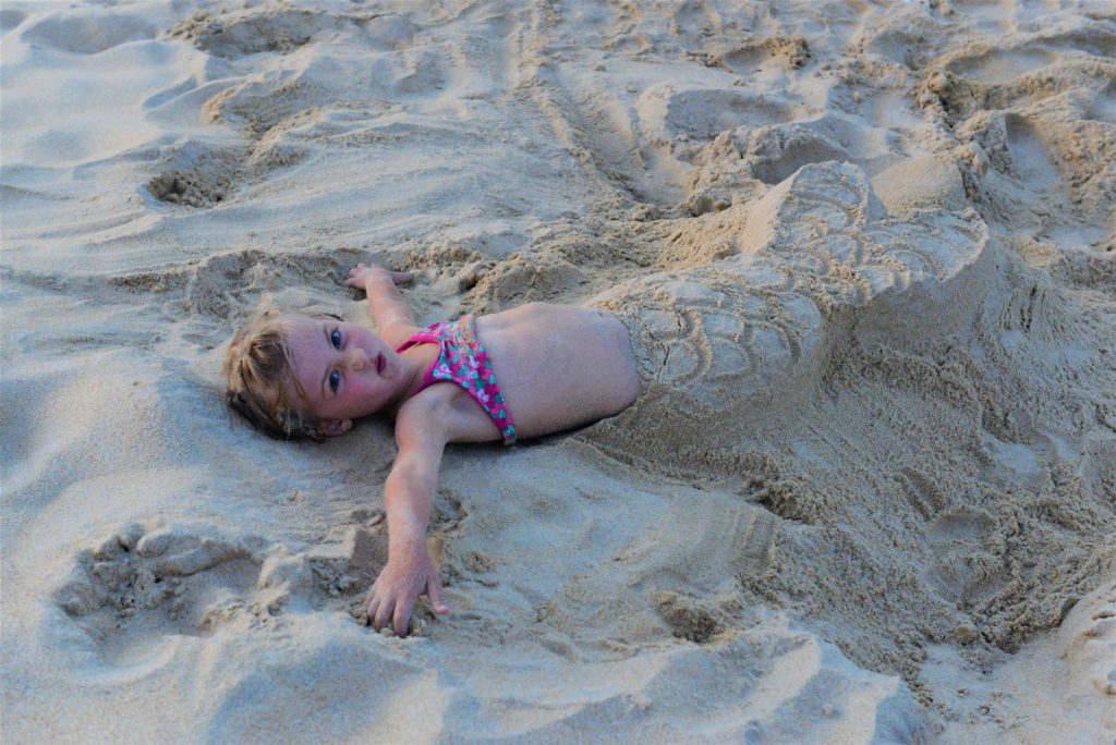 chatounette transformée en sirène dans le sable sur la plage d'arugam bay