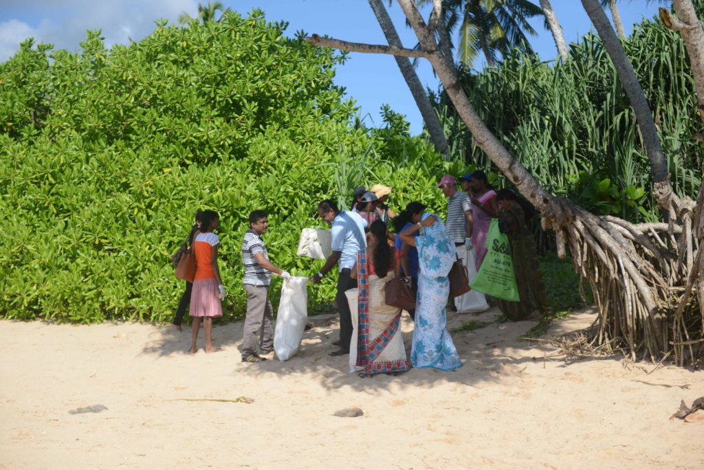 sri-lankais qui nettoient la plage de tangalle