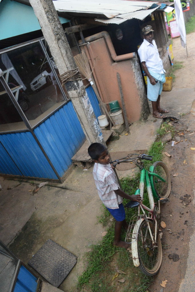enfant au bord de la route avec son vélo entre tangalle et matara