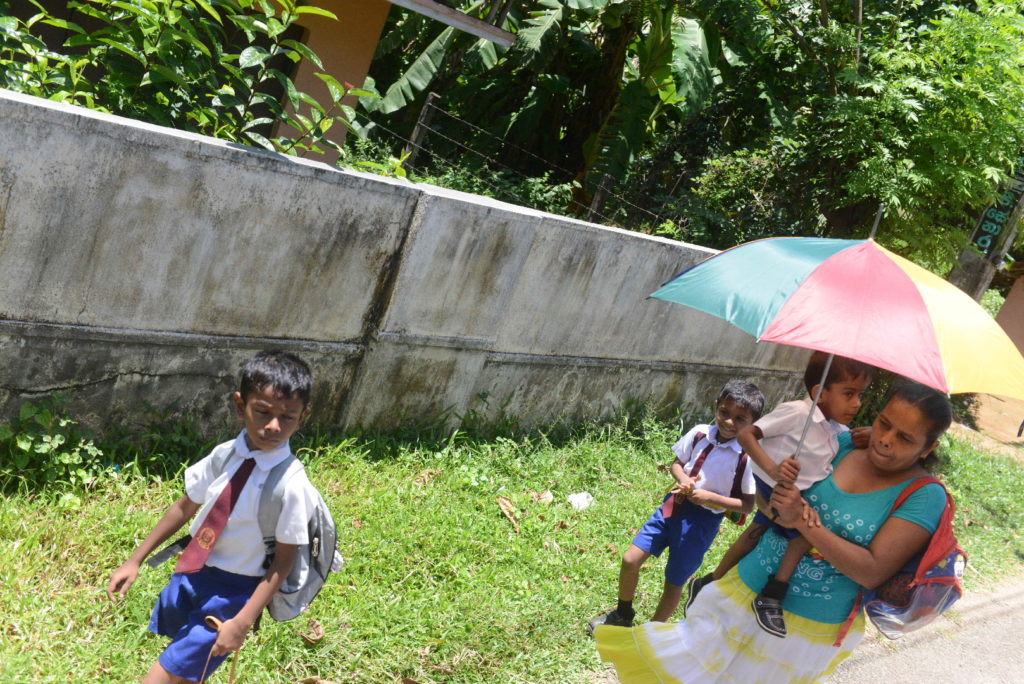 enfants au bord de la route qui rentrent de l'école entre tangalle et matara