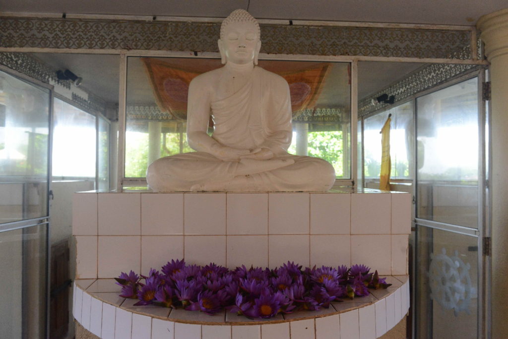 intérieur d'un temple bouddhique sur une île reliée par un pont au large de matara