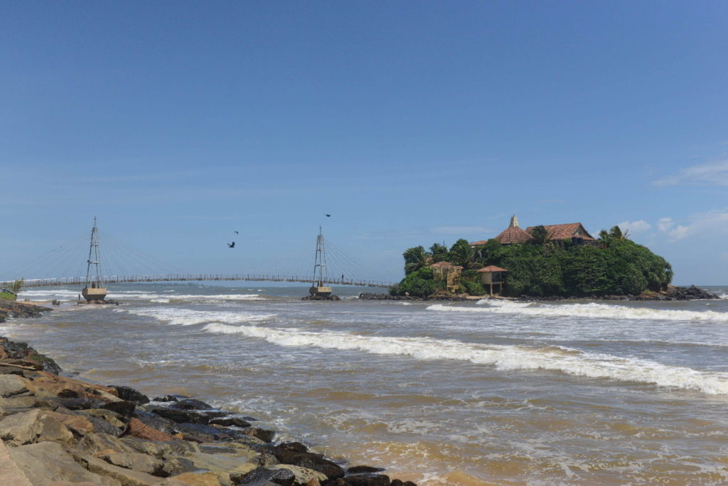 temple bouddhique sur une île reliée par un pont au large de matara