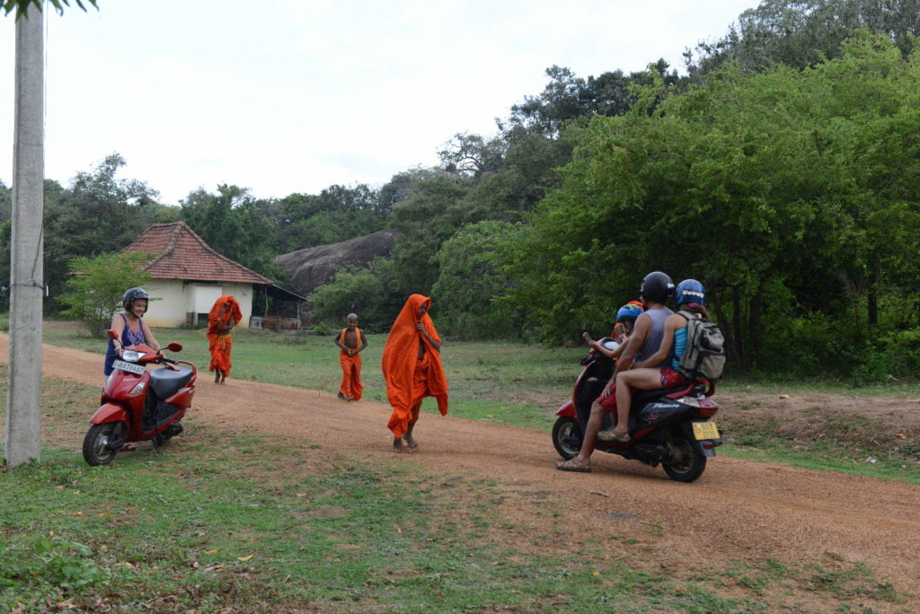 en scooter près de elephant rock, piste en terre et moines