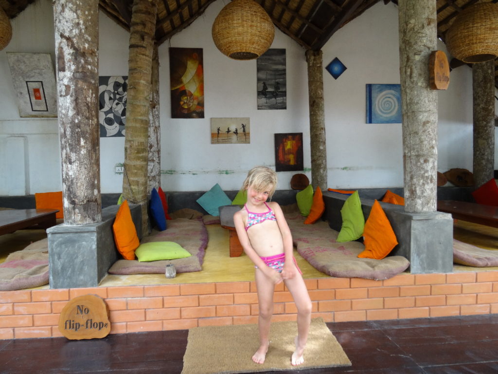 chatounette devant les salons de central beach inn à mirissa