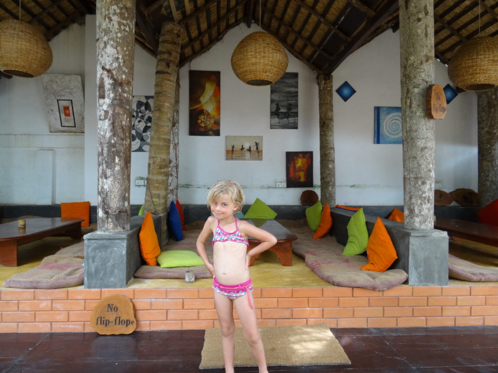 chatounette devant les salons de central beach inn à mirissa