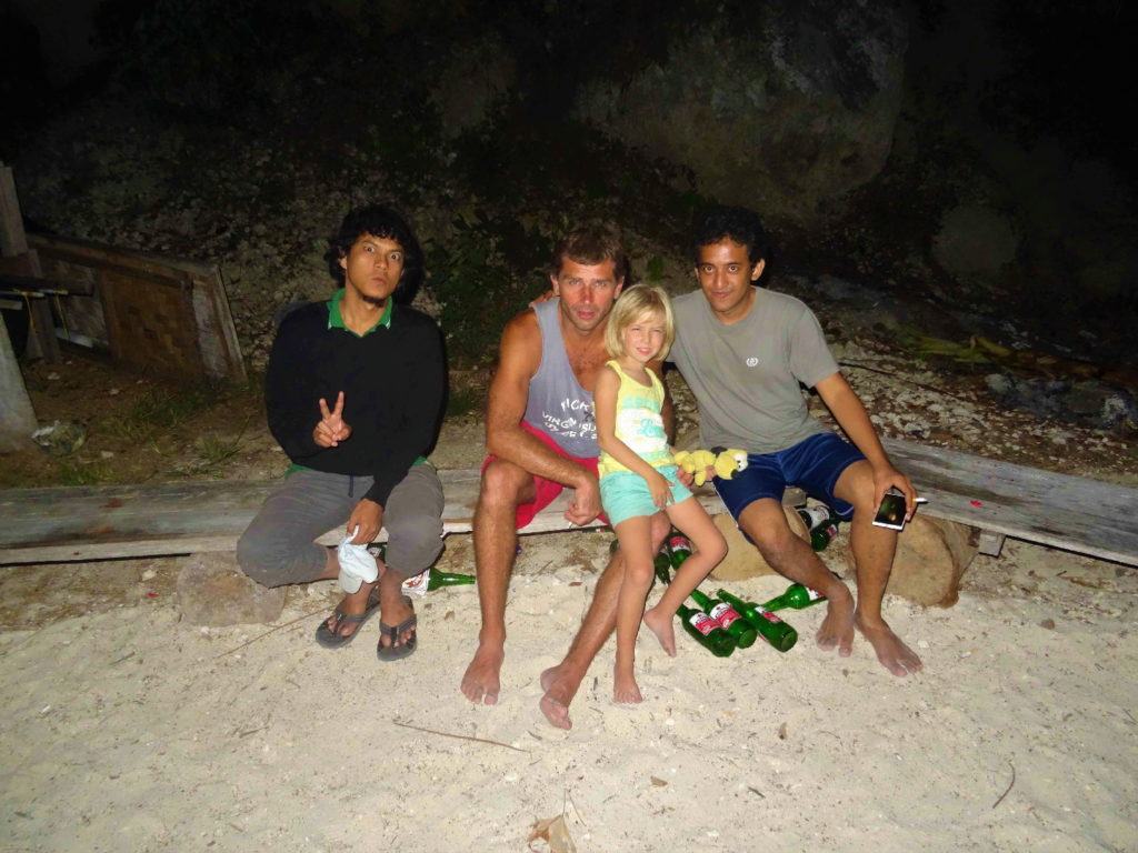 Oula, Tarik, Chaton et Chatounette sur la plage de Pondok Lestari, de nuit, à Kadidiri