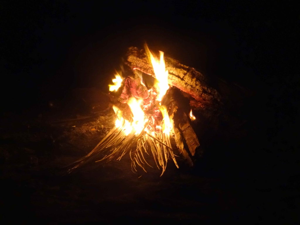 feu sur la plage à Pondok Lestari, Kadidiri