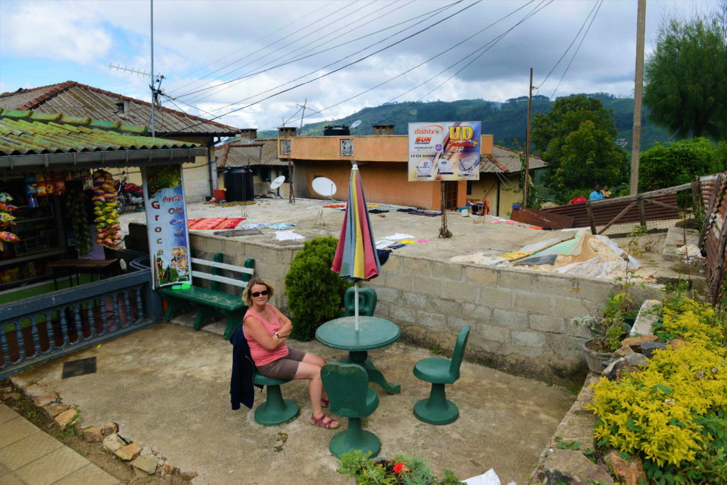 mamisa à la terrasse d'un café en face de l'usine de lipton tea