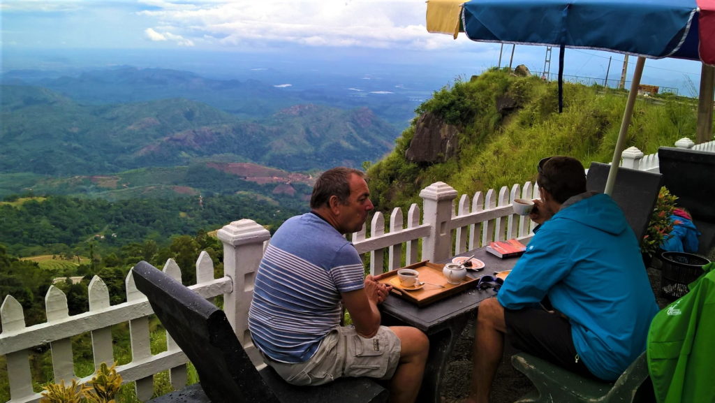 arrêt café et thé sur terrasse suspendue au dessus du vide et du panorama entre haputale et Diyaluma falls