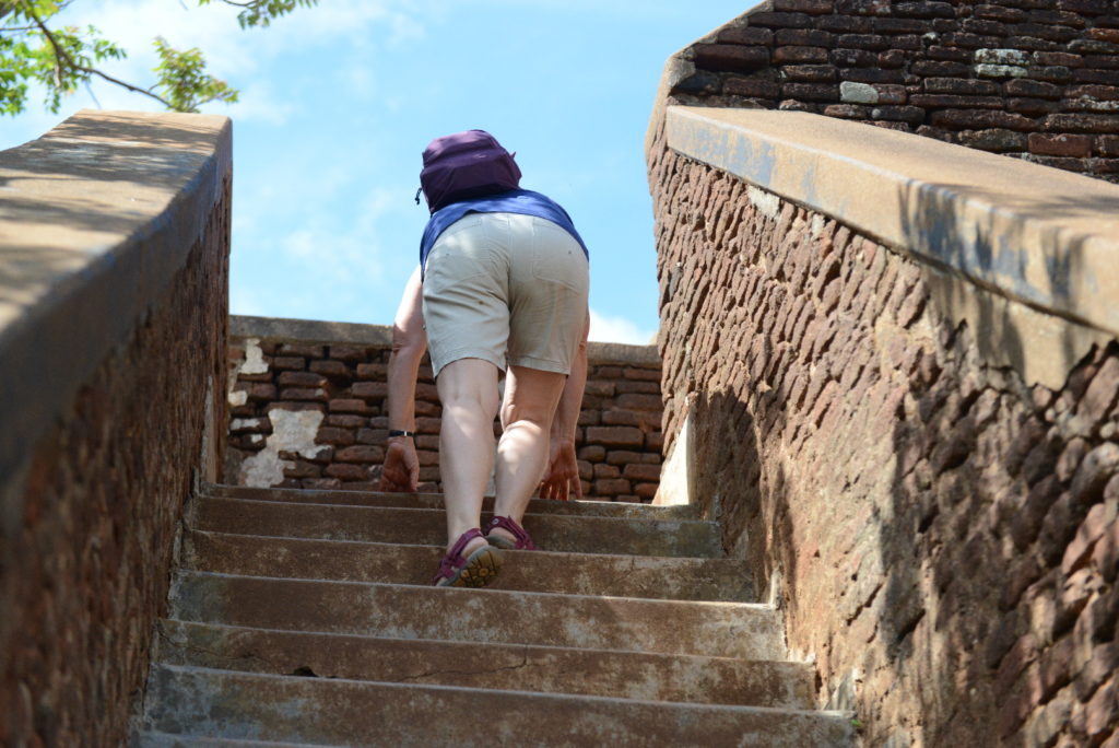 mamisa qui termine la montée des marches sur les rotules à lion rock sigiriya