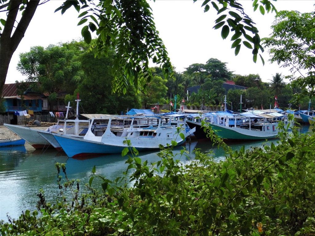 enfilade de bateau sur une rivière près de Makassar