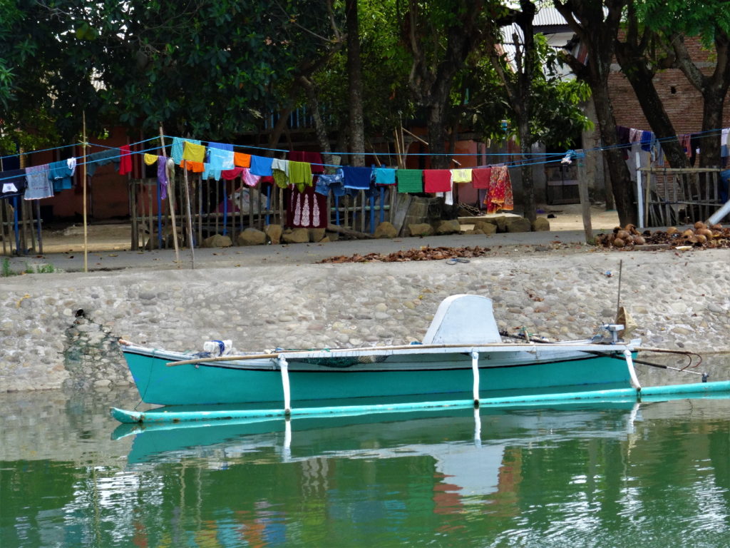 alentours de Makassar, petit bateau, linge qui sèche