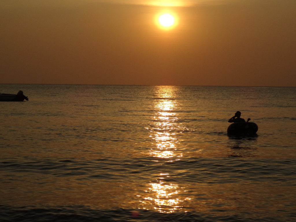 coucher de soleil depuis la plage pantai merdeka près de makassar