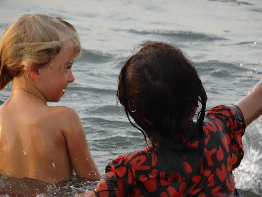 chatounette et enfants qui se baignent habillés à la plage pantai merdeka près de makassar