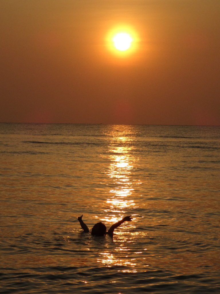coucher de soleil depuis la plage pantai merdeka près de makassar