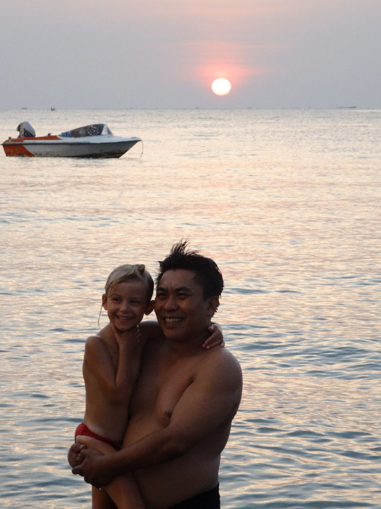 chatounette dans les bras d'un indonésien à la plage pantai merdeka près de makassar