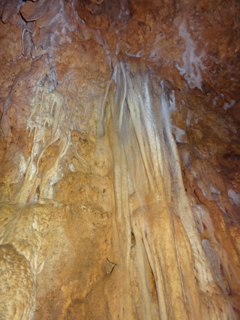 concrétion dans la grotte à ramang-ramang