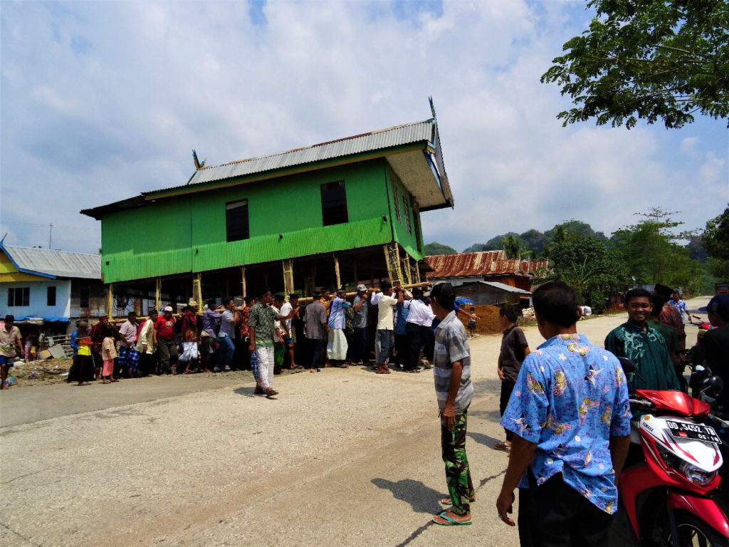 déplacer une maison à bout de bras par une centaine d'hommes, près de ramang-ramang et de makassar