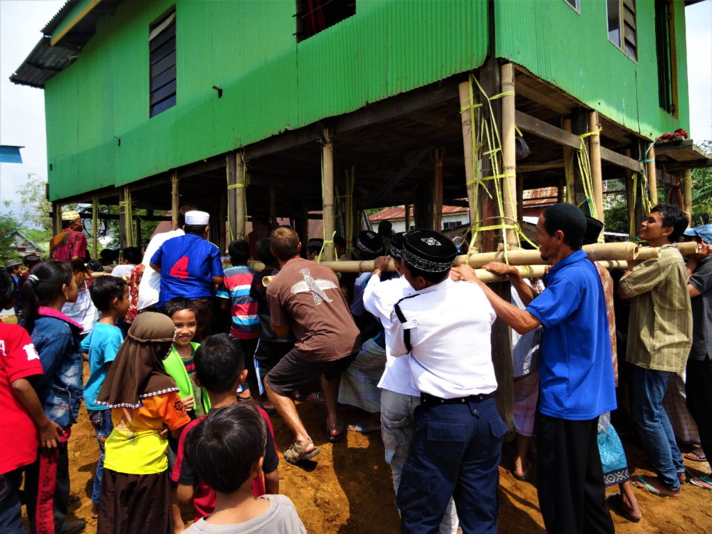 déplacer une maison à bout de bras par une centaine d'hommes, près de ramang-ramang et de makassar