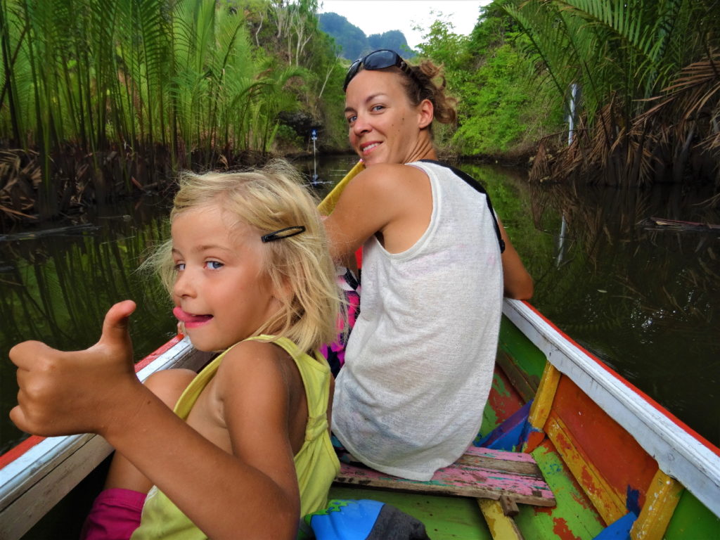 chatoune et chatounette sur le bateau au milieu de la mangrove de palmier pour rejoindre ramang-ramang