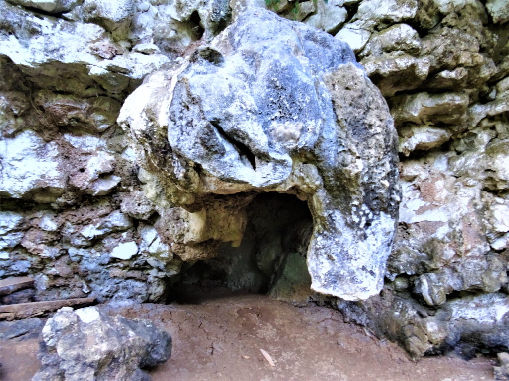 entrée de la grotte à ramang-ramang
