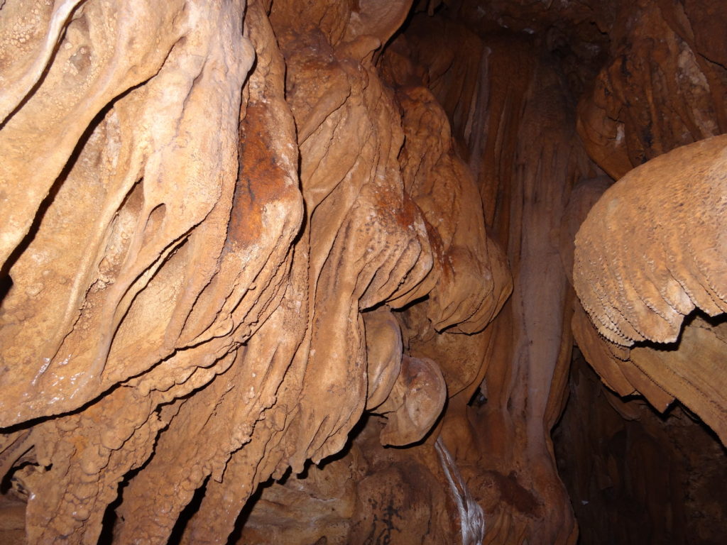 concrétion dans la grotte à ramang-ramang