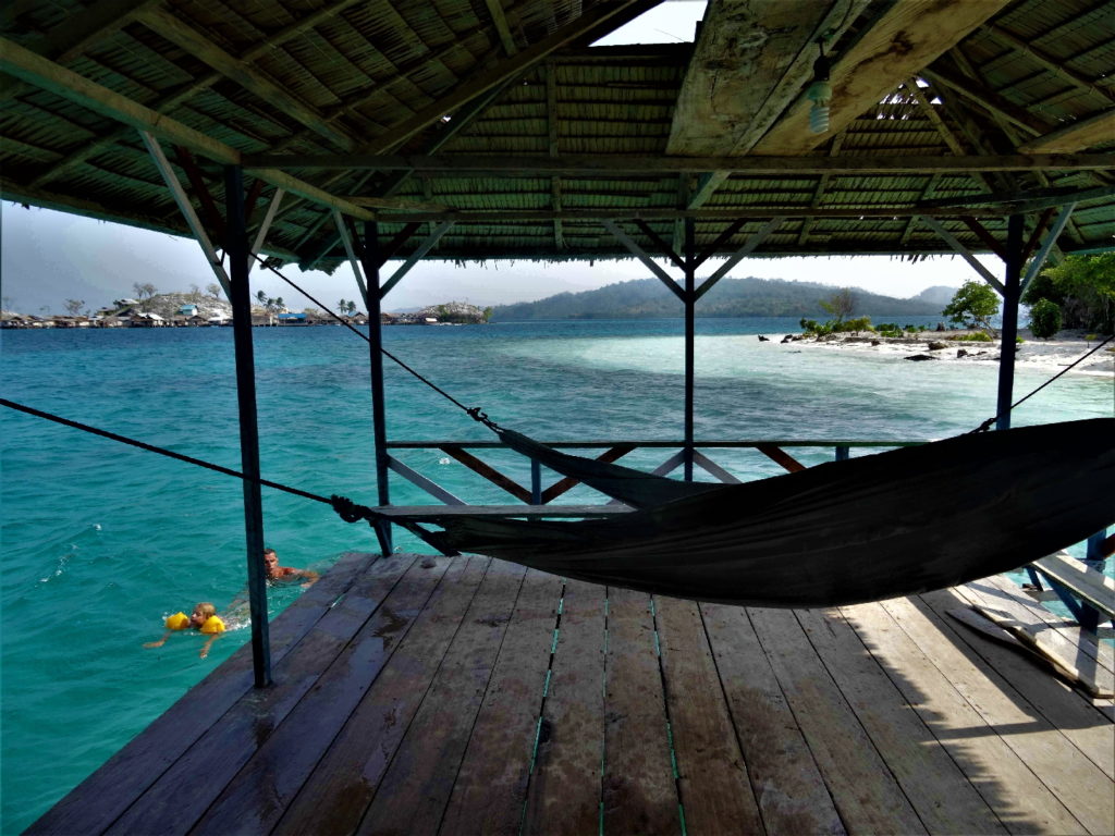 vue depuis le ponton de lestari, malenge, togian, avec vue sur pulau papan