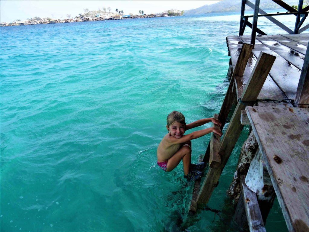 chatounette grimpe sur le ponton de lestari, malenge, togian, avec vue sur pulau papan