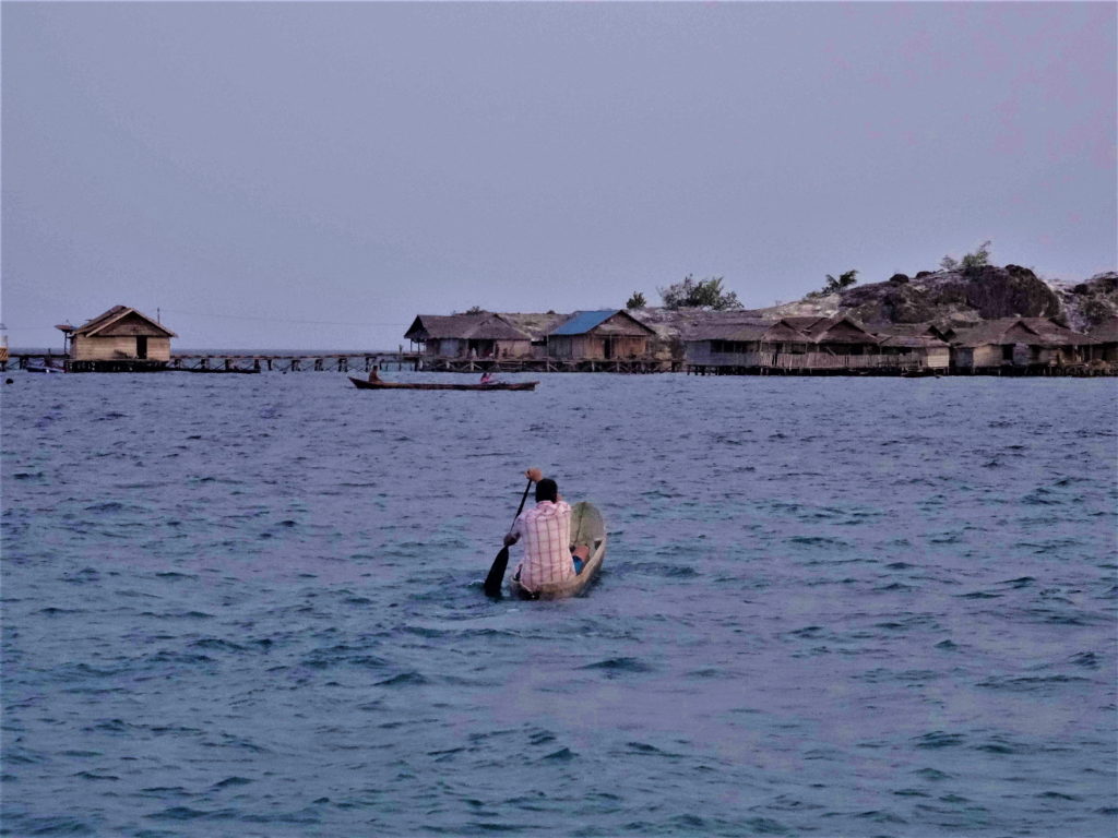 rejoindre pulau papan depuis lestari malenge en canoë, îles togian