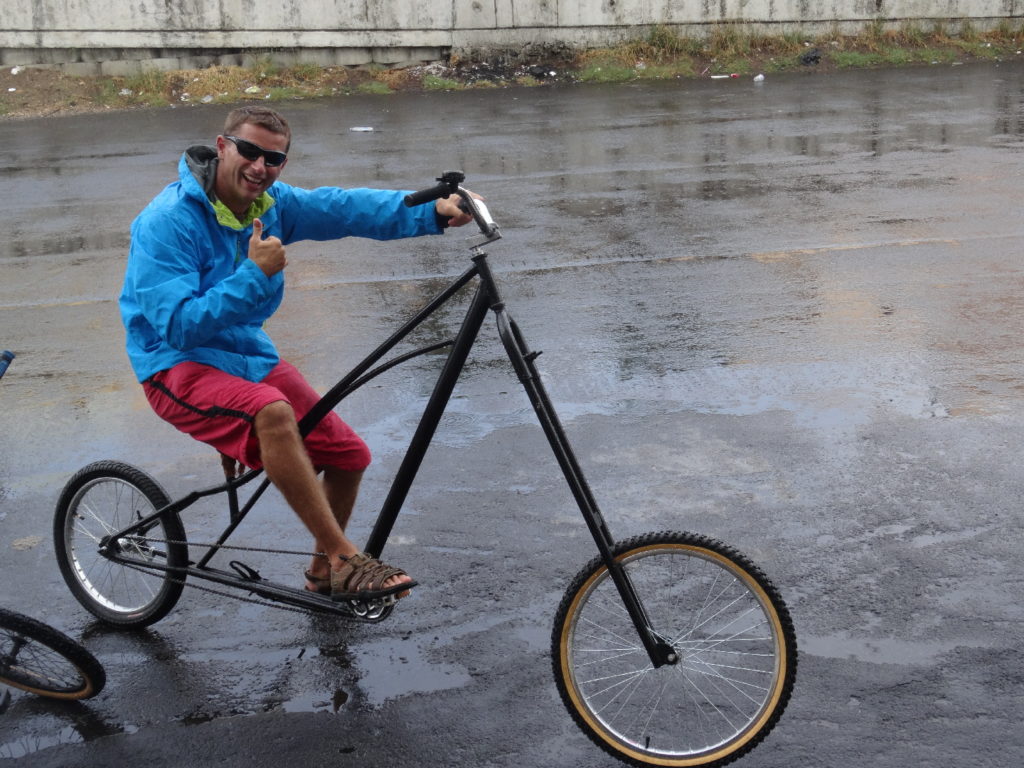 chaton s'est trouvé une harley davidson à bas coût