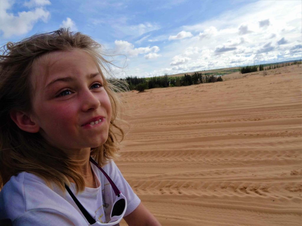 Chatounette dans les dunes blanches de Mui Ne