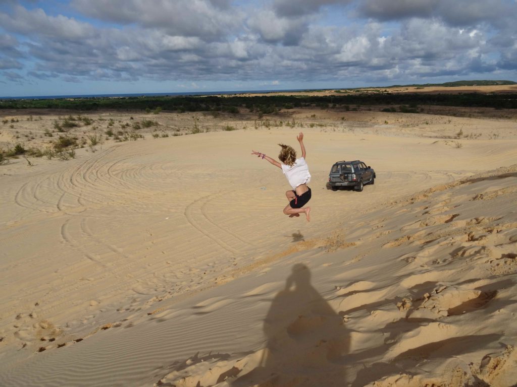 chatounette saute dans les dunes blanches de Mui Ne
