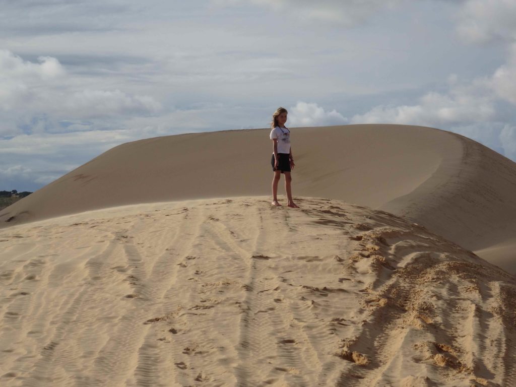 chatounette dans les dunes blanches de Mui Ne
