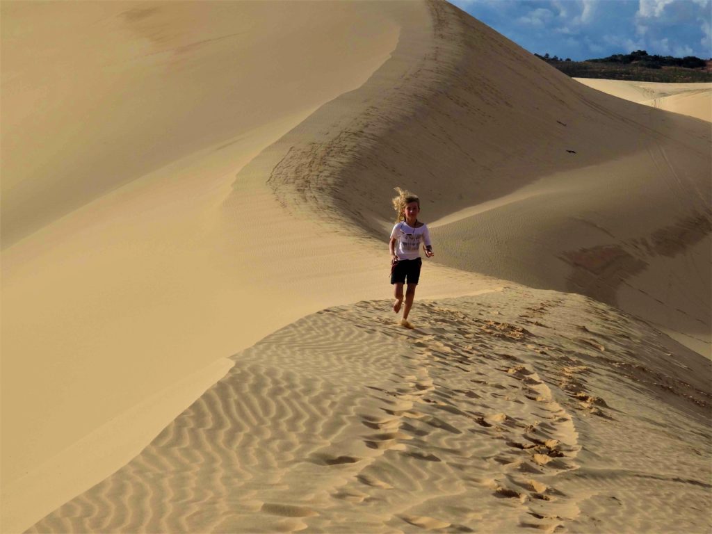 chatounette cours dans les dunes blanches de Mui Ne