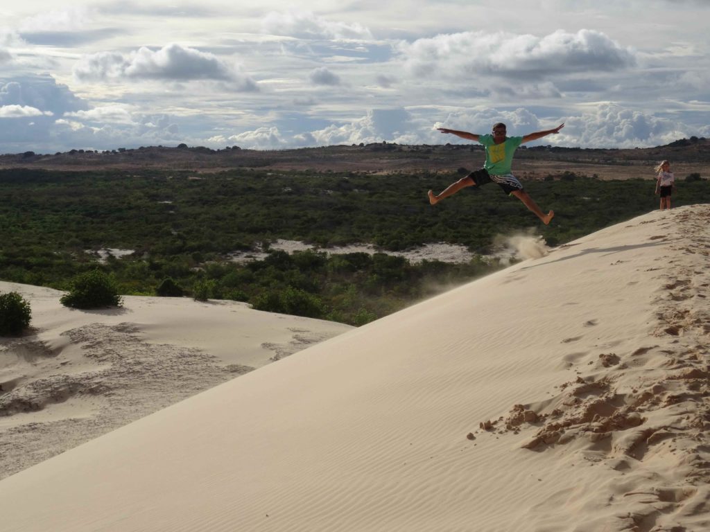 chaton saute dans les dunes blanches de Mui Ne
