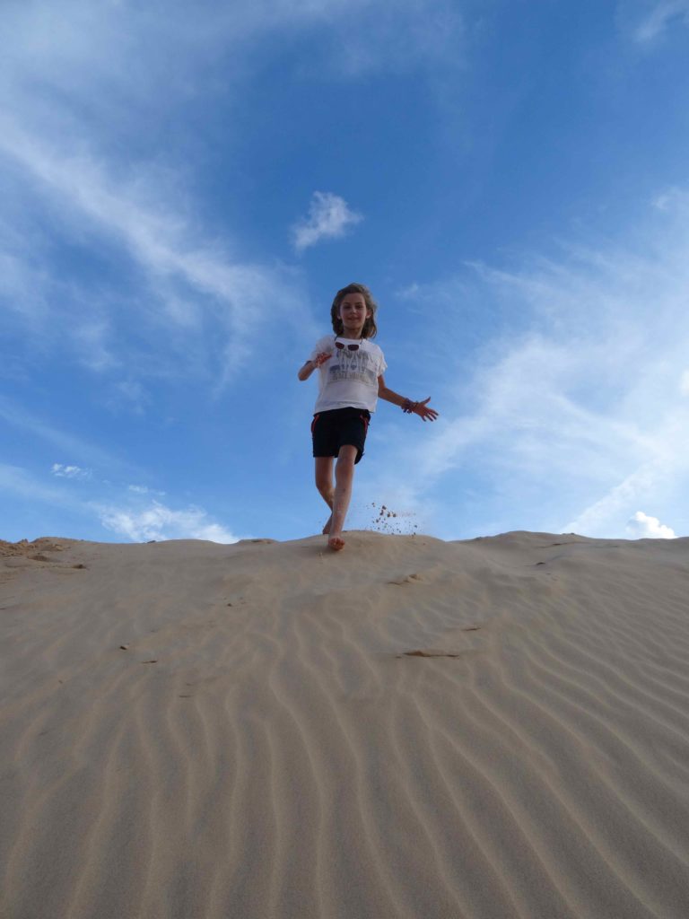 chatounette saute dans les dunes blanches de Mui Ne