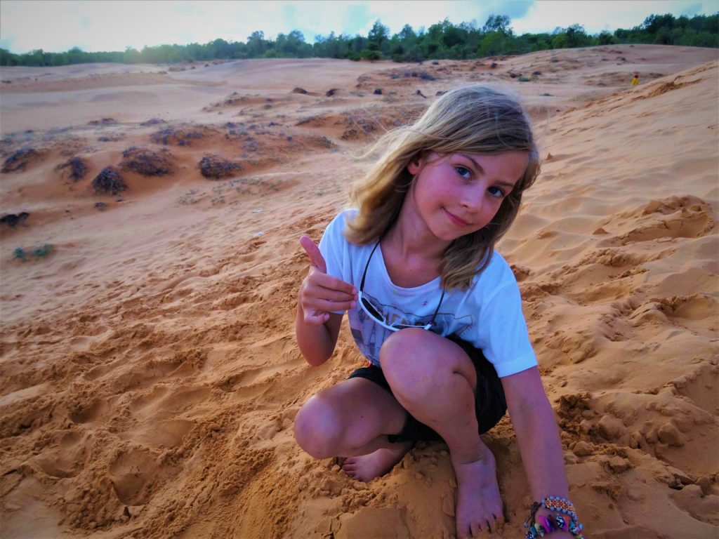 chatounette dans les dunes de sables rouges à Mui Ne