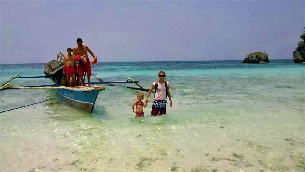 descente du bateau pour rejoindre une plage sauvage déserte paradisiaque près de Kadidiri aux îles Togian