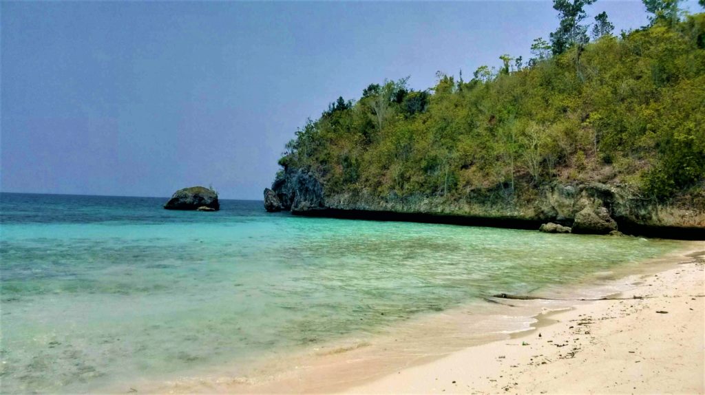 une plage sauvage déserte paradisiaque près de Kadidiri aux îles Togian