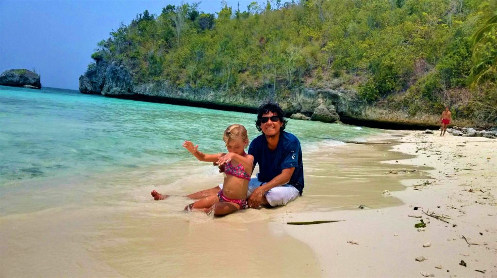 Oula et Chatounette sur une plage sauvage déserte paradisiaque près de Kadidiri aux îles Togian