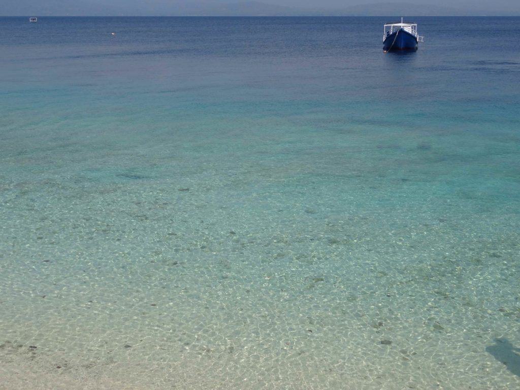 la mer et ses eaux transparentes à Tanjung Karang