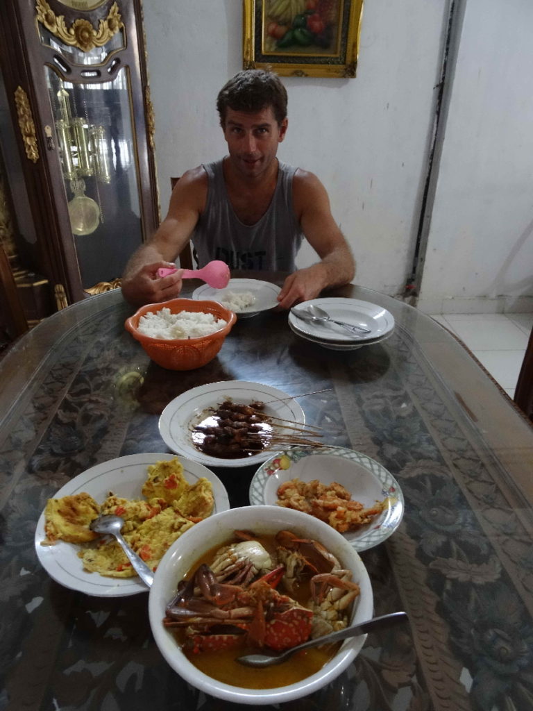 Petit-déjeuner indonésien dans notre famille d'hôte à Palu