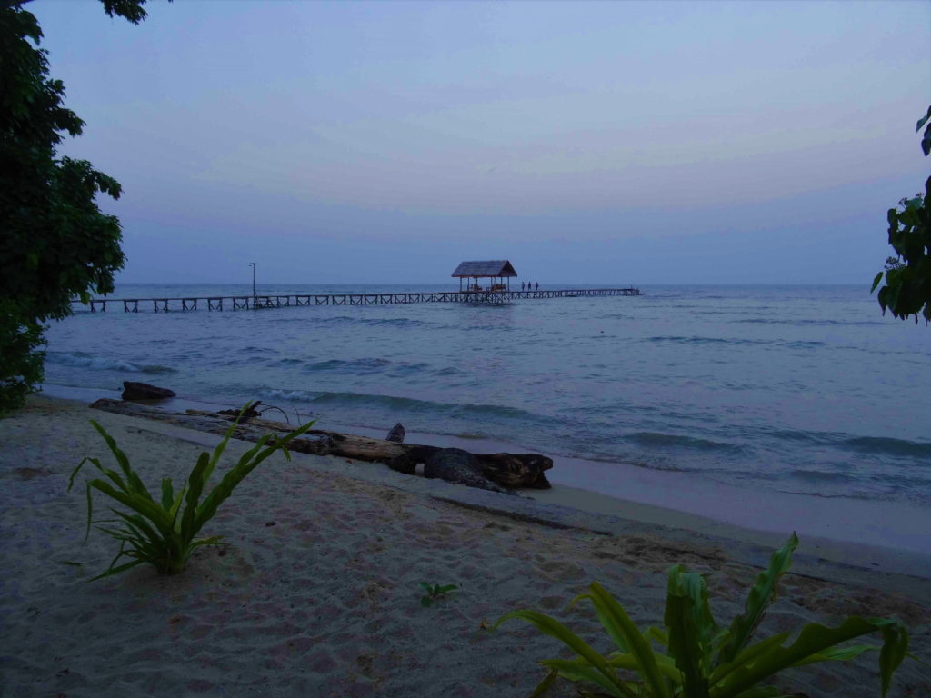 plage pour la baignade et resort à Marantale près de Palu
