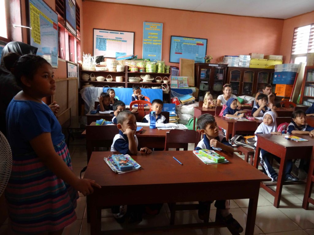 tamisya et la classe d'une école primaire à Palu