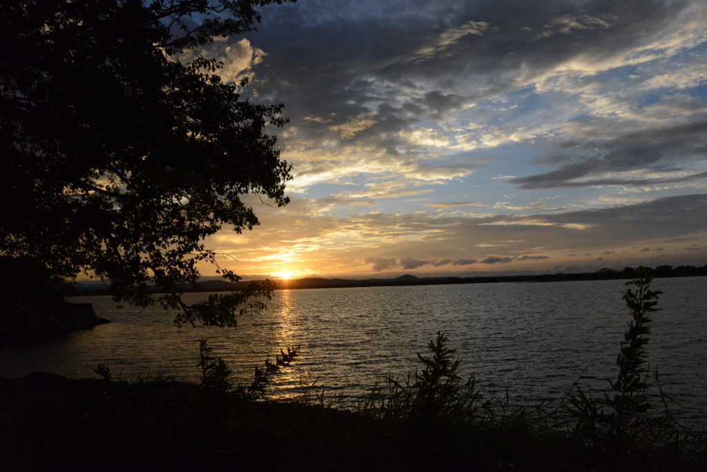 coucher de soleil sur le lac à polonnaruwa