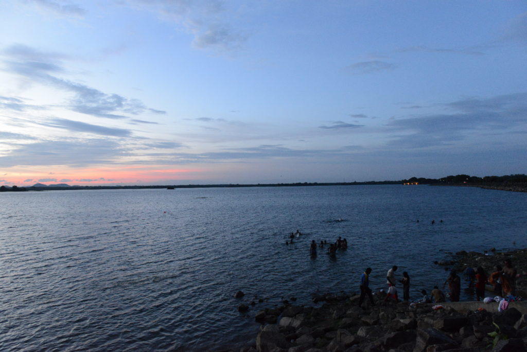 coucher de soleil sur le lac à polonnaruwa, chaton et les sri-lankais se baignent