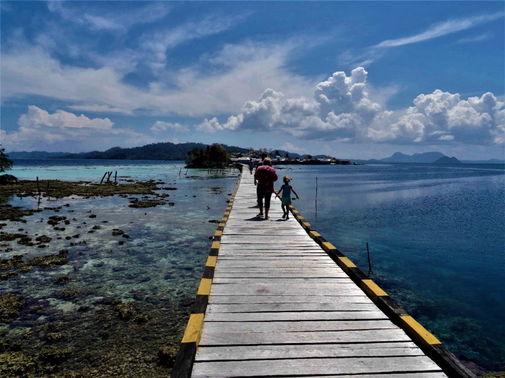 passerelle de 1 kilomètre qui relie pulau papan à malenge, togian