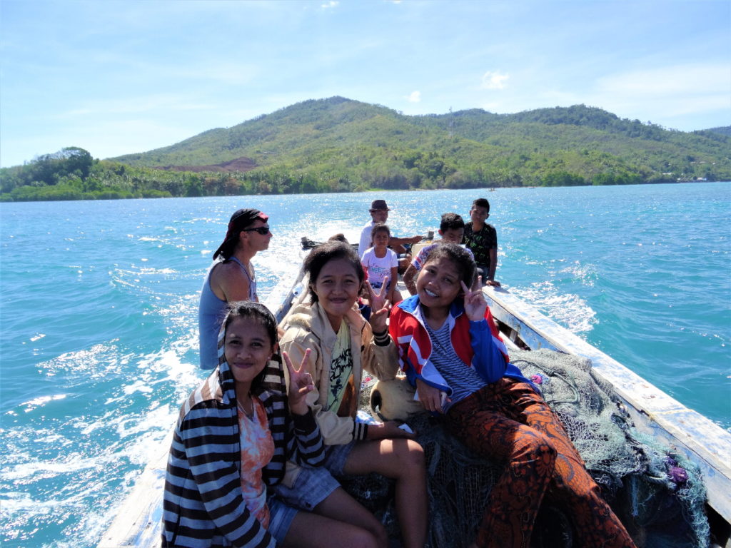 les enfants du village, De Balirangen à Mahoro en bateau, Pulau Siau
