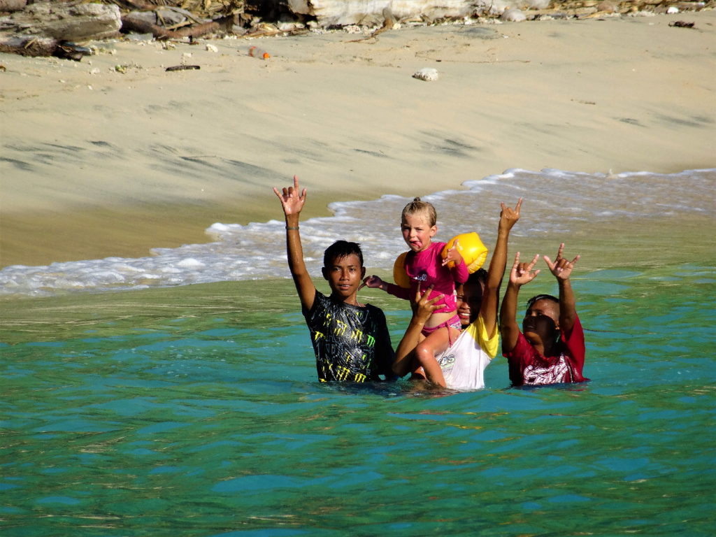 chatounette et les garçons du bateau, sur la plage de mahoto, pulau siau