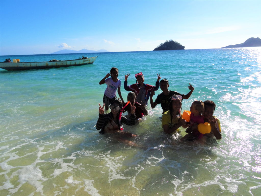 les filles avec les masques et les tubas à mahoro, pulau siau